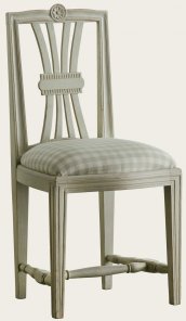 GUS017 - CHAIR WITH MEDALLION