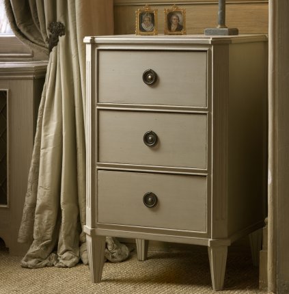 GUS036 - BEDSIDE TABLE WITH THREE DRAWERS (3)