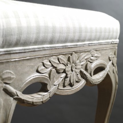 GUS068 - BENCH WITH GUSTAVIAN SWAGS CARVING (3)